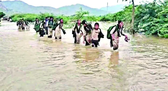ప్రమాదకరం.. విద్యార్థుల ప్రయాణం