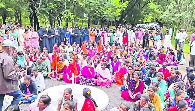 రోడ్డెక్కిన విద్యార్థులు