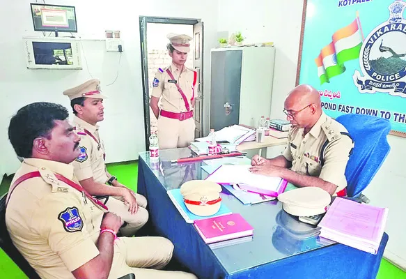 ప్రజలతో మమేకం కండి
