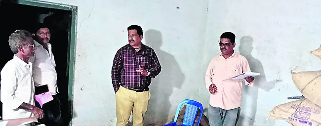 రేషన్ షాప్ల్లో డీఎస్ఓ తనిఖీ