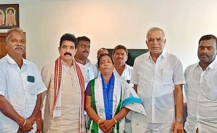 Anakapalle Munagapaka MPP Malla JayaLakshmi rejoin YSRCP