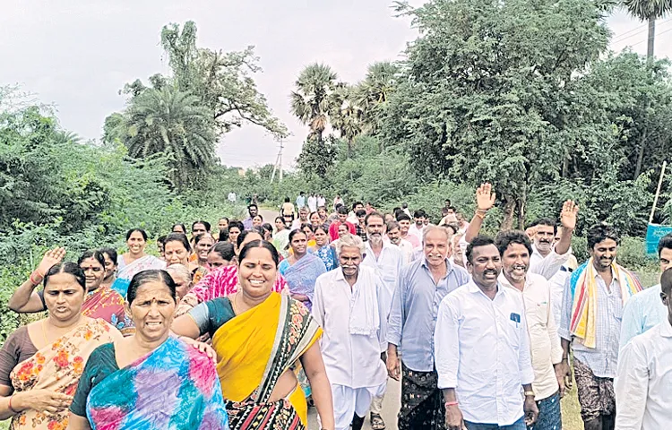 Women attack belt shops in Manchikalapadu Prakasam district