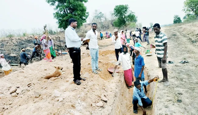 ఉపాధి ఉద్యోగులకు వేతన వెతలు