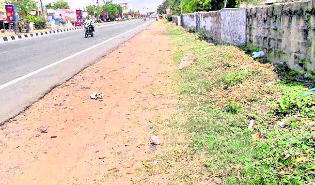 ఖాళీ స్థలం.. ట్రాఫిక్ అస్తవ్యస్తం