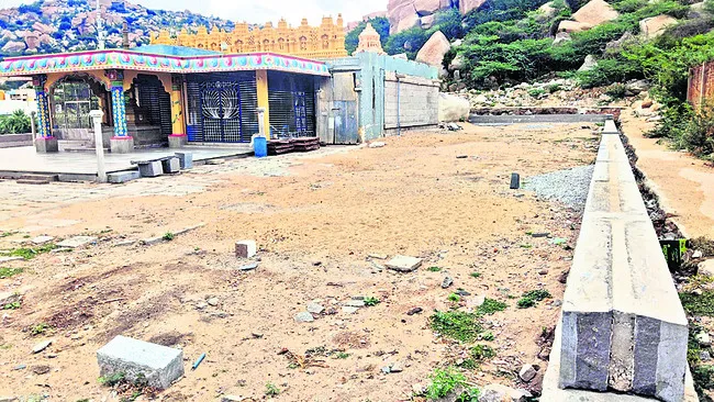 ఆగిన ఆలయ అభివృద్ధి
