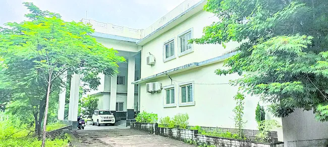 పెన్‌గంగ భవన్‌కు కలెక్టరేట్‌..? 