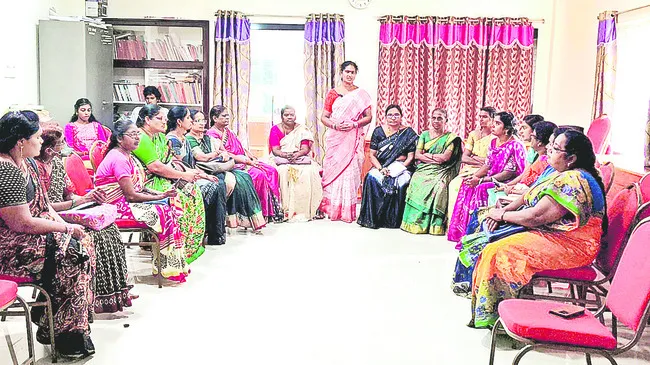 మహిళలపై  అత్యాచారాలు అరికట్టాలి 
