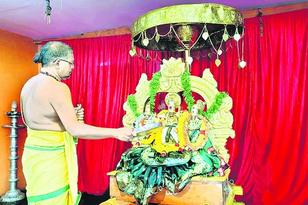 రామయ్యకు సువర్ణ తులసీ అర్చన