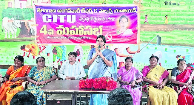 ‘ప్రీ ప్రైమరీ’ని అంగన్‌వాడీల్లోనే కొనసాగించాలి