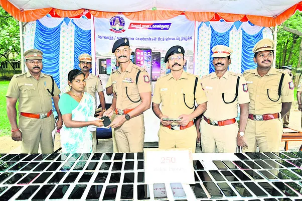 చోరీ సెల్‌ఫోన్‌లు కొనుగోలు చేస్తే కఠిన చర్యలు