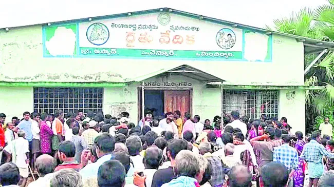 ● ఒక్క బస్తా కోసం మూడు గంటలు నిరీక్షణ ● అధికారులపై రైతు