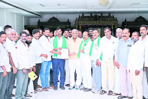 రైతుల శవాలపై రోడ్డు నిర్మాణం చేస్తారా..