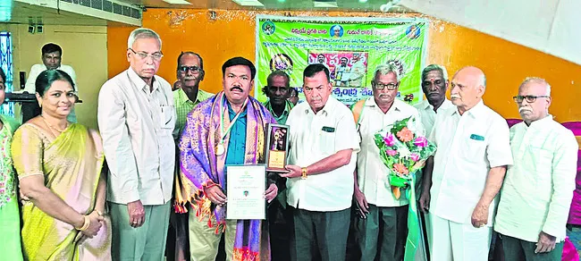 పేద విద్యార్థుల అభ్యున్నతికి రాష్ట్ర అవార్డు