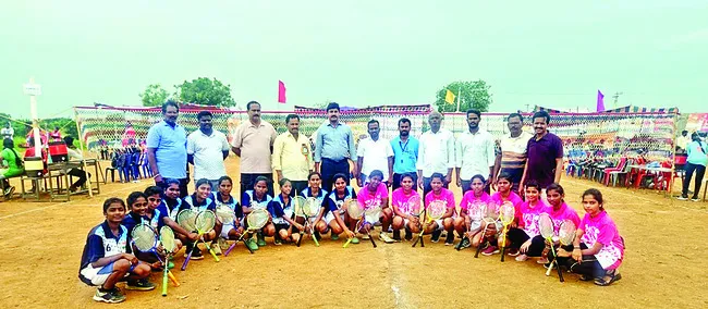 హోరాహోరీగా బాల్‌ బ్యాడ్మింటన్‌ పోటీలు 