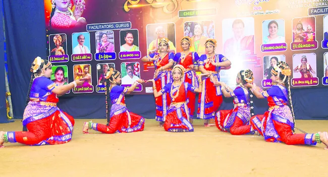 అలరించిన నాట్య విన్యాసాలు 
