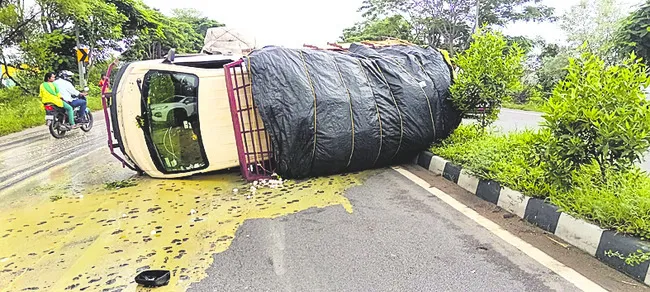 బోల్తా పడిన కోడిగుడ్ల వాహనం