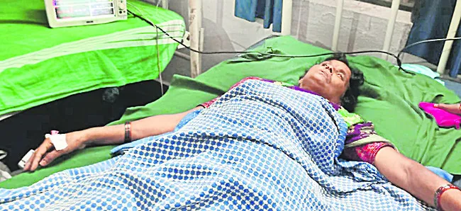 మద్యం మత్తులో వంట మనిషిపై విద్యార్థుల దాడి