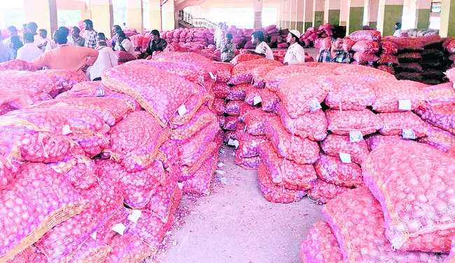 ఉల్లి గడ్డలతో నిండిపోయిన మార్కెట్‌ 