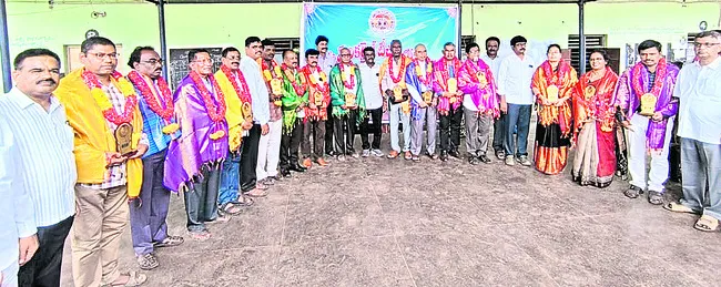 ఉపాధ్యాయులకు బకాయిలు చెల్లించాలి