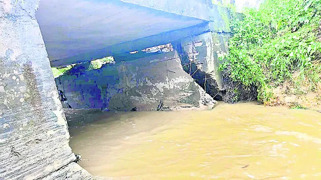 భారీ వర్షం.. ఉధృతంగా వాగులు