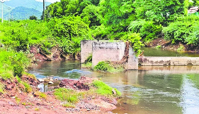 మూడు చెక్డ్యామ్లకు గండ్లు