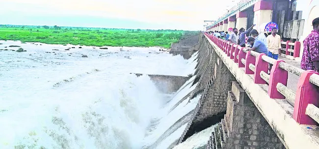 మూసీ ప్రాజెక్టు తొమ్మిది గేట్లు ఎత్తివేత
