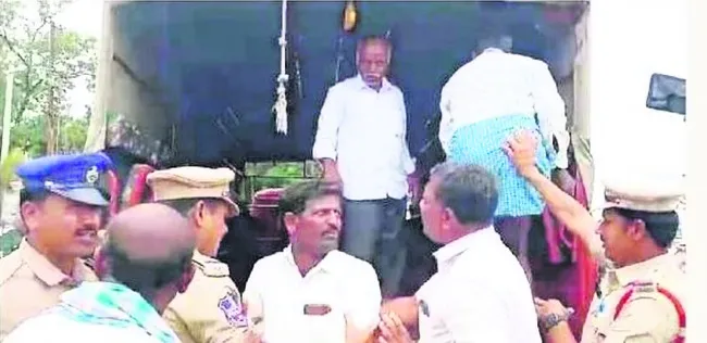 క్యాంపు కార్యాలయం ముట్టడి.. నిర్వాసితుల అరెస్టు