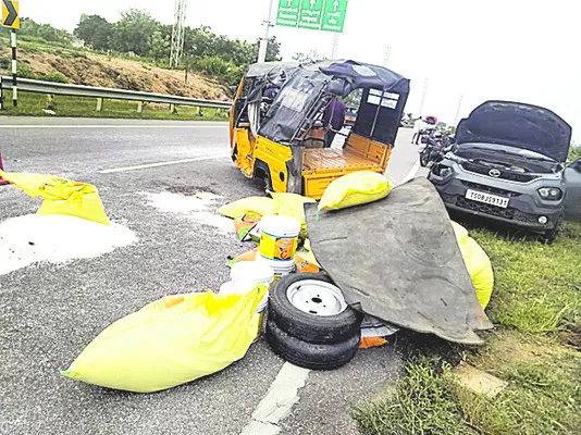 రోడ్డు ప్రమాదంలో నలుగురికి గాయాలు
