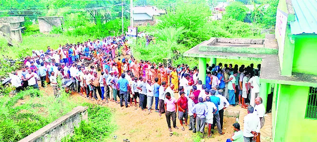 యూరియా కోసం బారులుదీరిన రైతులు 