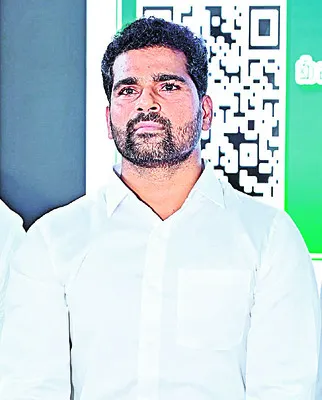 పత్రికా విలేకరులపై కేసులా?