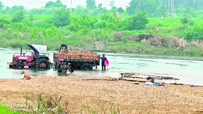 ●జోరు వర్షంలోనూ ఆగని దందా