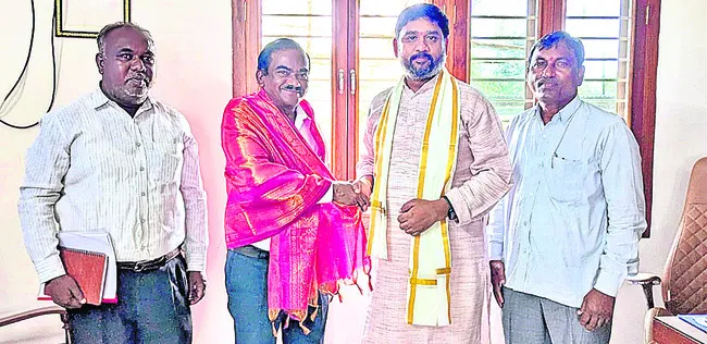 ఎమ్మెల్యేను కలిసిన ఆర్అండ్బీ సీఈ