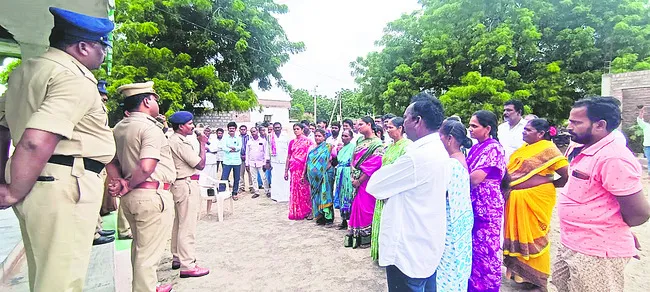 ప్రజల ఆందోళనతో కదిలిన ఎకై ్సజ్ శాఖ