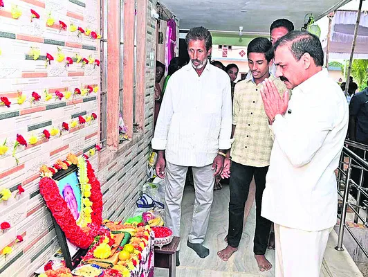 అక్రమ సంపాదనే ఎమ్మెల్యే సోమిరెడ్డి లక్ష్యం 