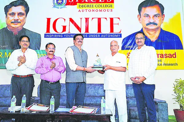 జ్ఞాన సముపార్జనపై దృష్టి సారించాలి