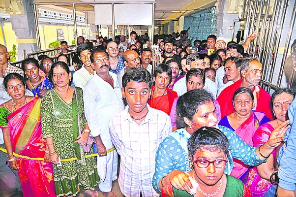 ఇంద్రకీలాద్రిపై వారాంతంలో భక్తుల రద్దీ