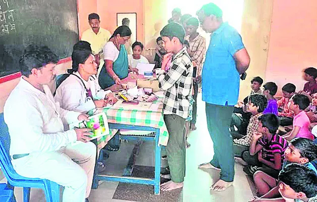 హాస్టల్ విద్యార్థులకు వైద్య పరీక్షలు