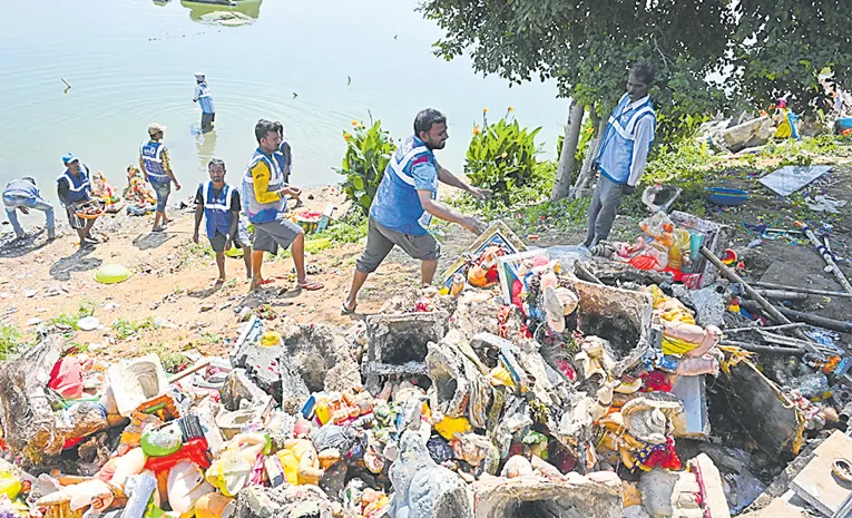 వెయ్యి టన్నుల నిమజ్జన వ్యర్థాల తొలగింపు
