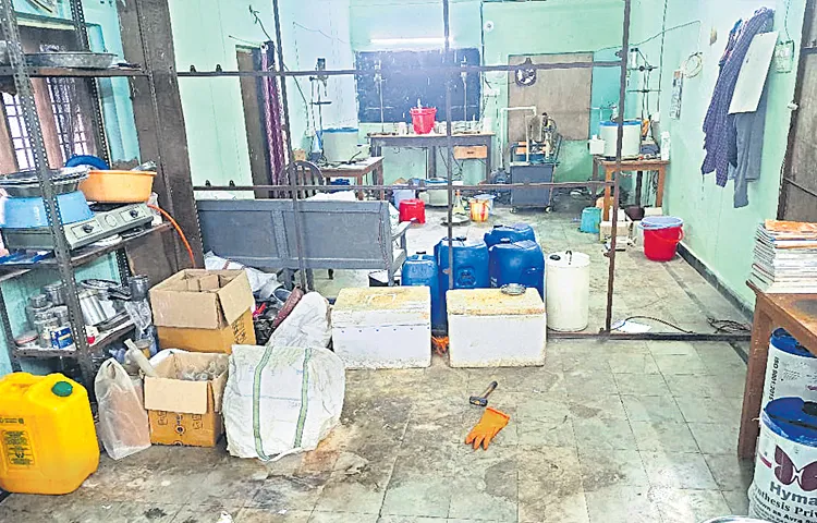 పగలు తరగతులు... రాత్రి ఆ్రల్ఫాజోలం తయారీ