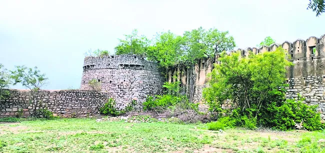 రాతి గోడలతో రాజకోట