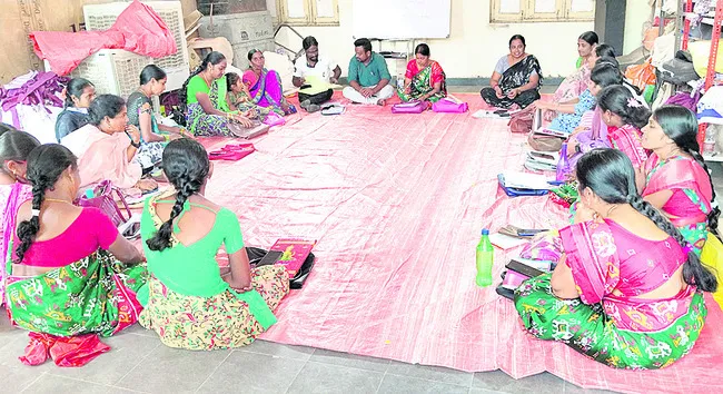 అవగాహన లేక.. సాయం అందక 