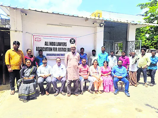 ‘న్యాయవాదుల రక్షణకు చట్టాలను తీసుకురావాలి’