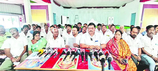 పొంతన లేని సమాధానాలు మానుకో..