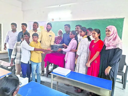కళాశాలకు ప్రొజెక్టర్‌ అందజేత