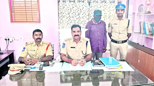 తల్లిని చంపిన కొడుకు అరెస్టు