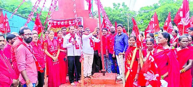 పోరాట చరిత్రను పాఠ్యాంశాల్లో చేర్చాలి