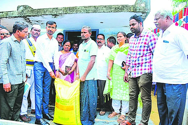 రైతులందరికీ యూరియా