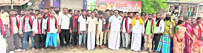 డీఎంకేలో చేరిన యువత 
