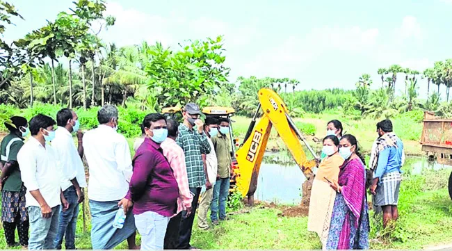 బహిరంగ ప్రదేశాల్లో కోళ్ల కళేబరాలు పడేస్తే కఠిన చర్యలు 