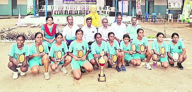 బ్యాడ్మింటన్లో సత్తా చాటిన జట్టు